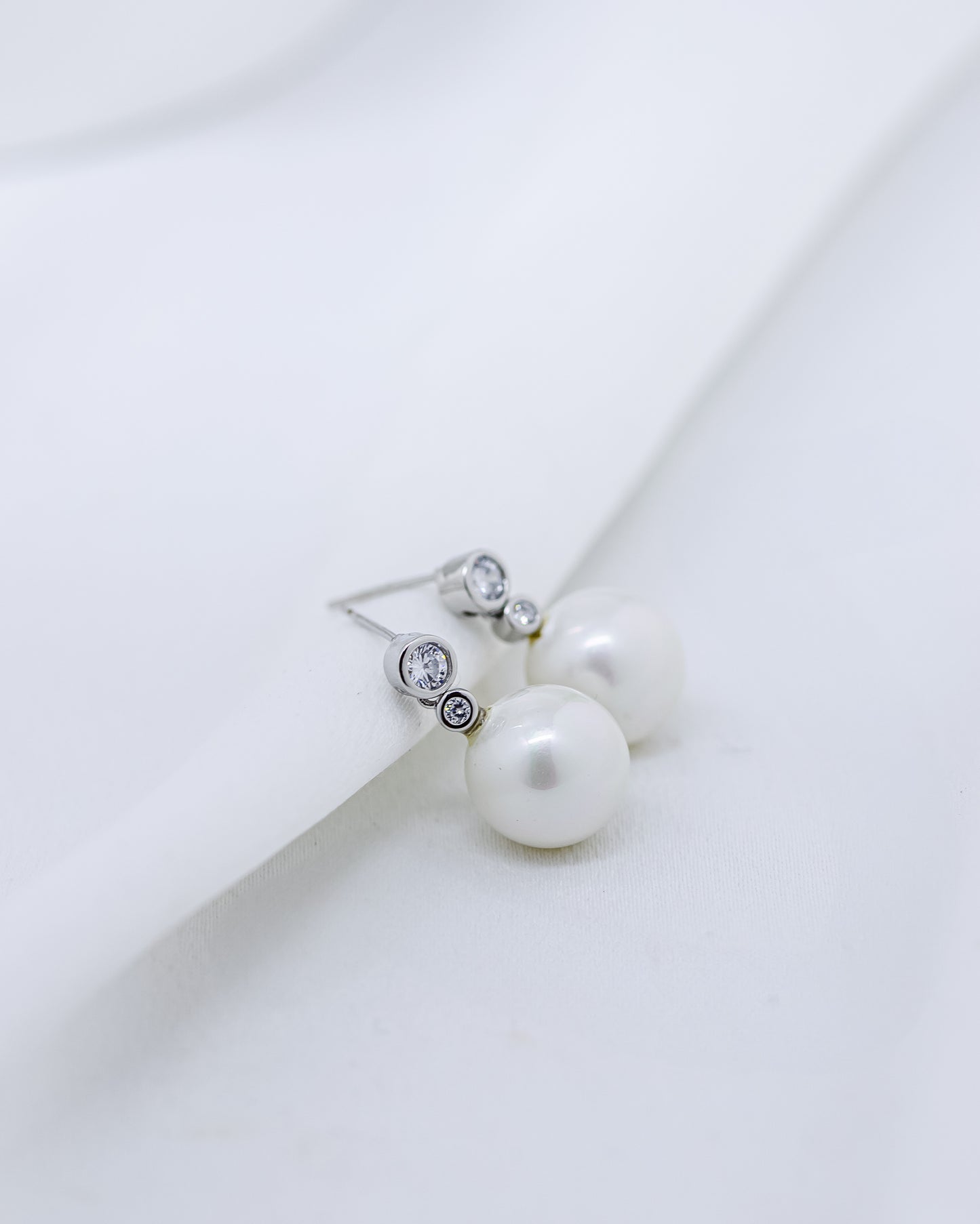 Brinco 2cm Base Zircônias com Pérola Ródio Branco
