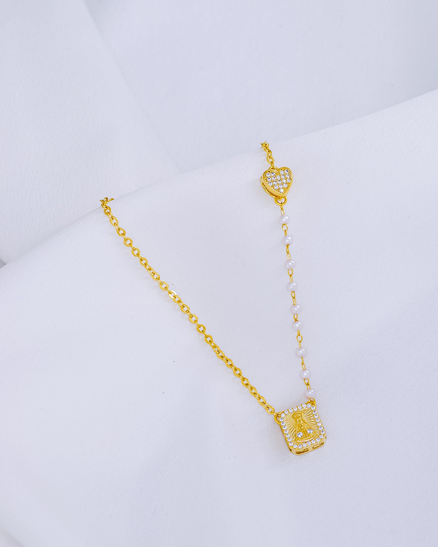 Colar Perolinhas com Nossa Senhora e Coração Cravejados
