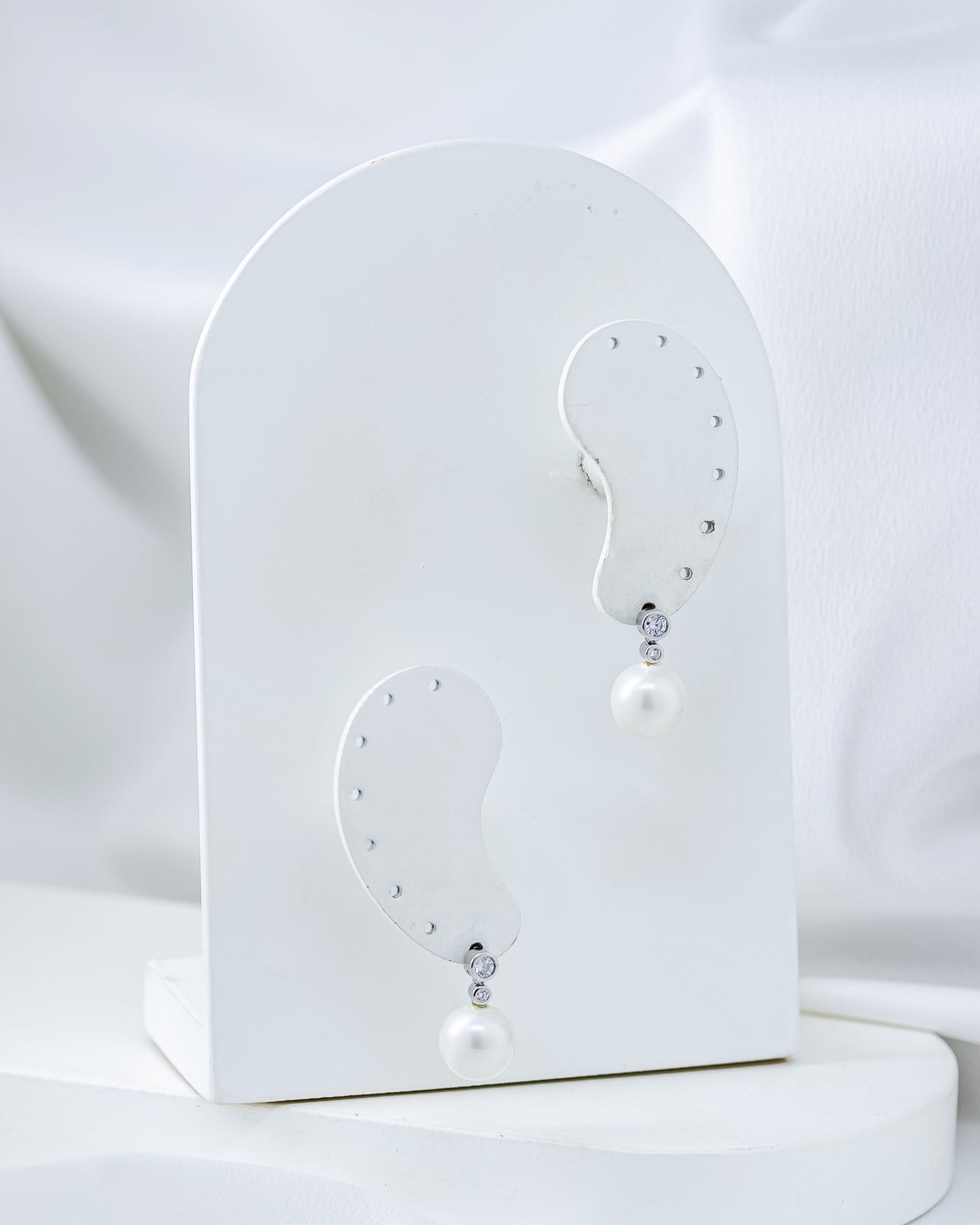 Brinco 2cm Base Zircônias com Pérola Ródio Branco