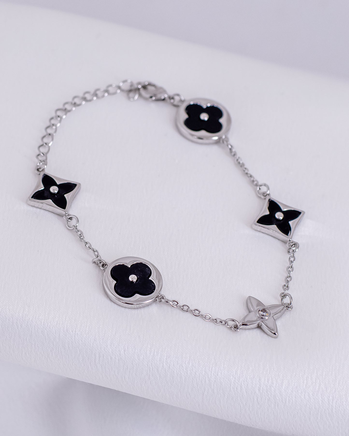 Pulseira Trevos Resina Uma Zircônia Ródio Branco