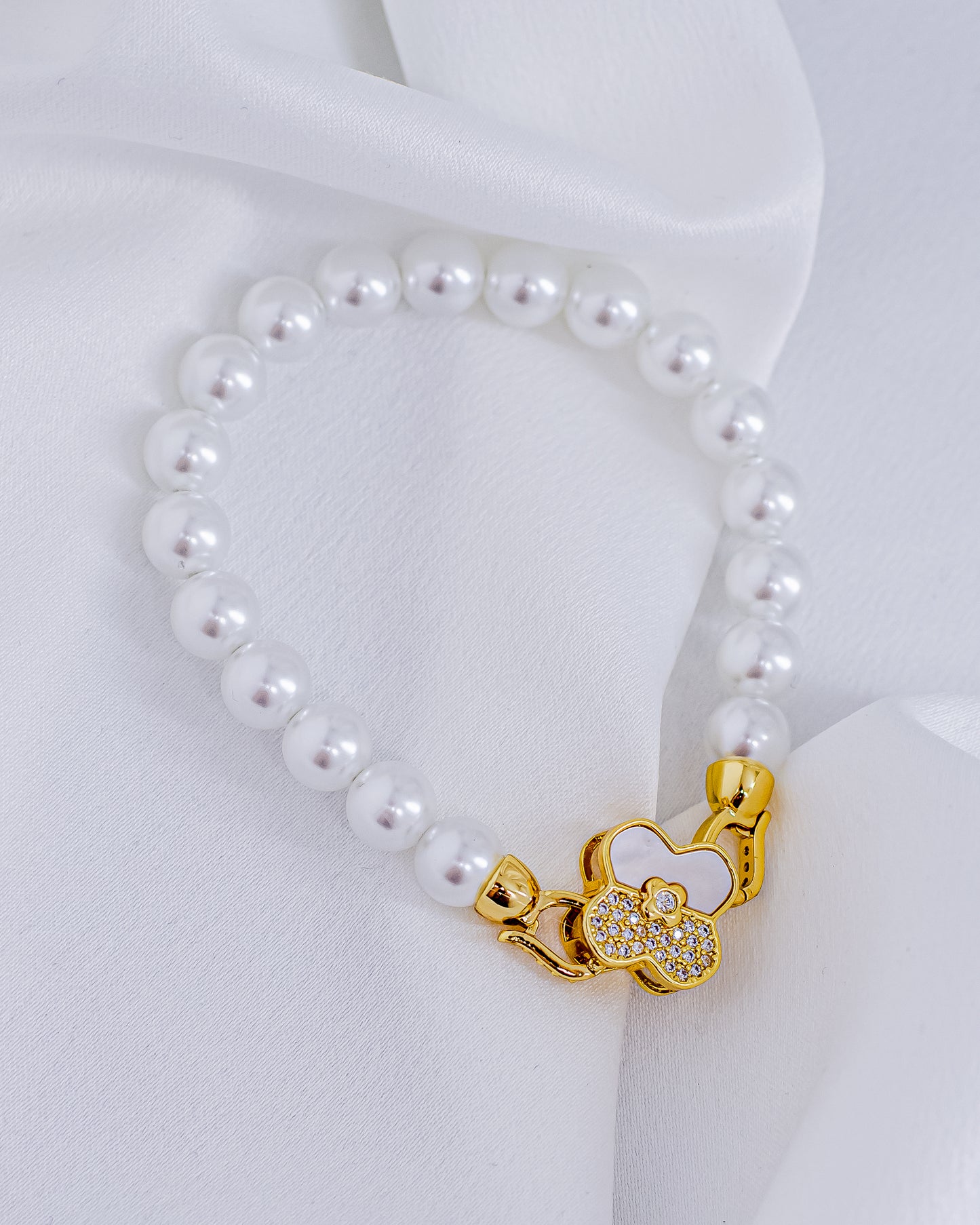 Pulseira Pérolas com Trevo Metade Cravejado