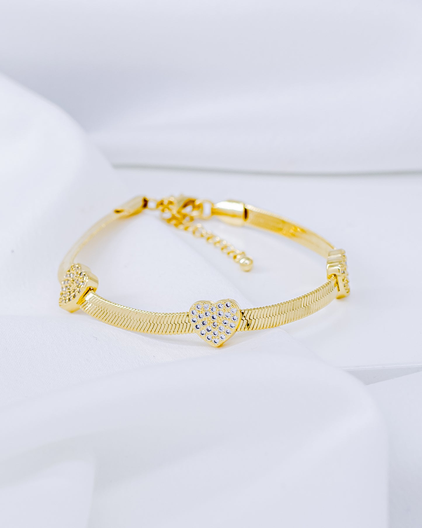Pulseira Fita com Corações Cravejados