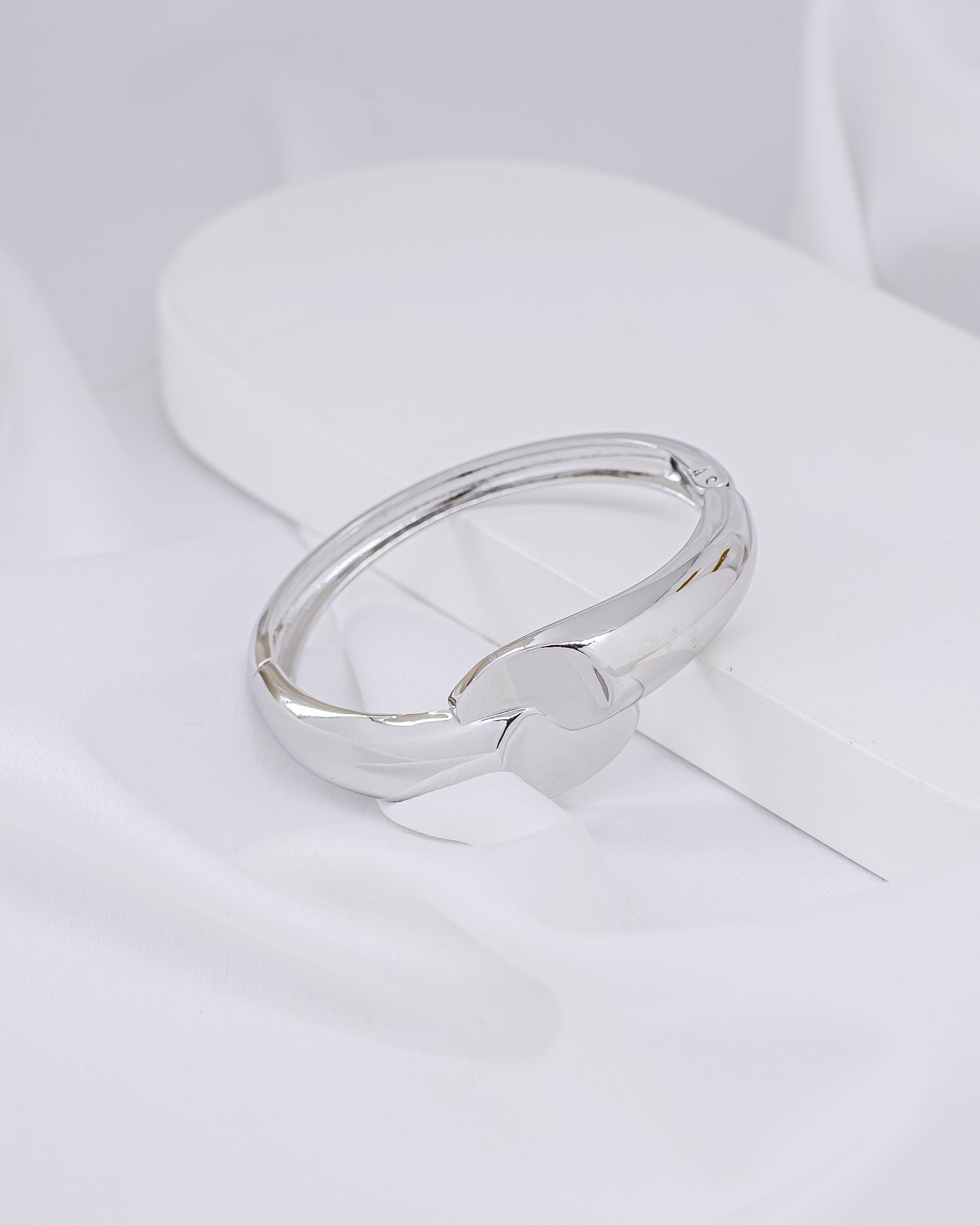 Bracelete Articulado com Detalhe Central Ródio Branco
