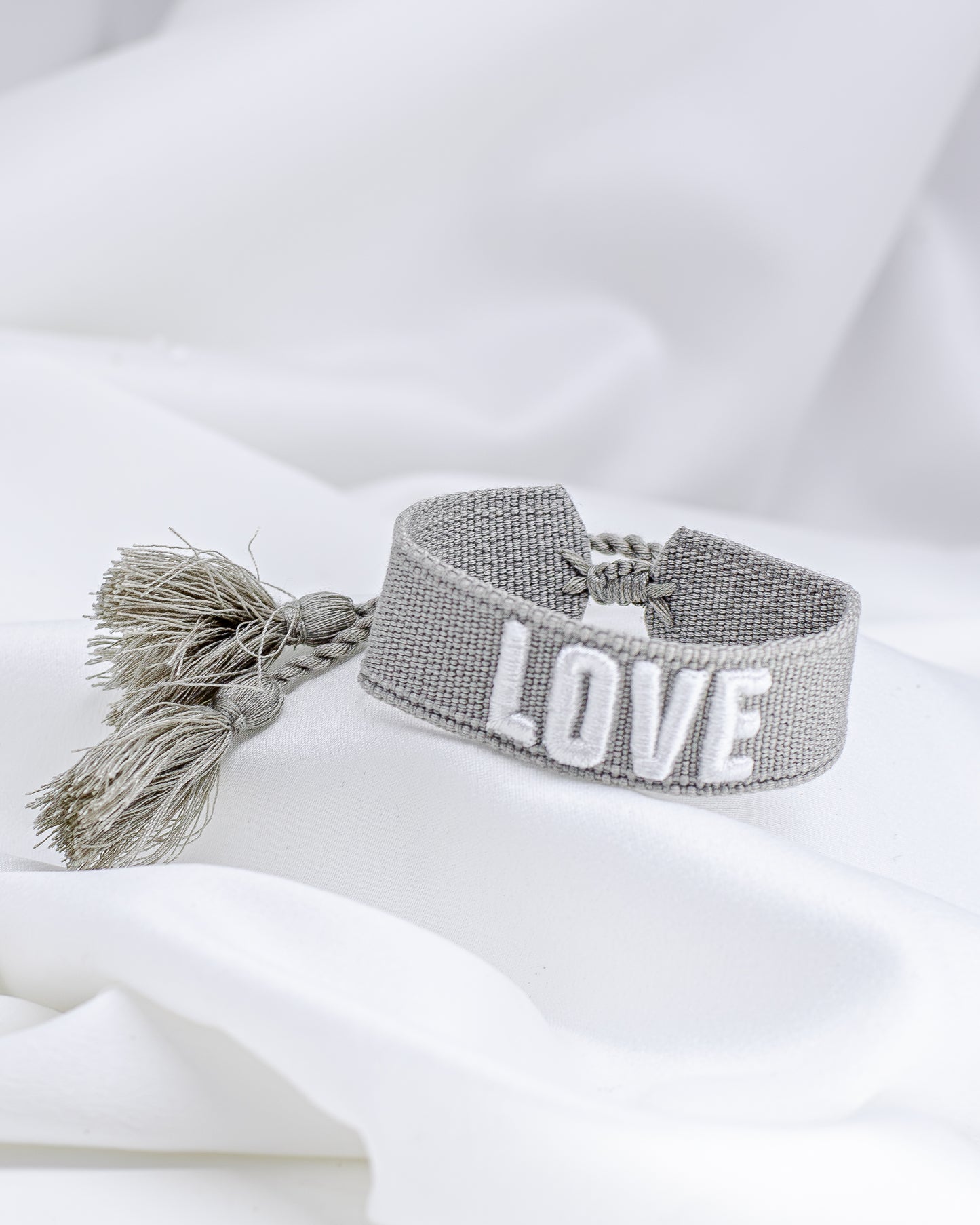 Pulseira de Tecido Cinza Bordado "Love" Ajustável