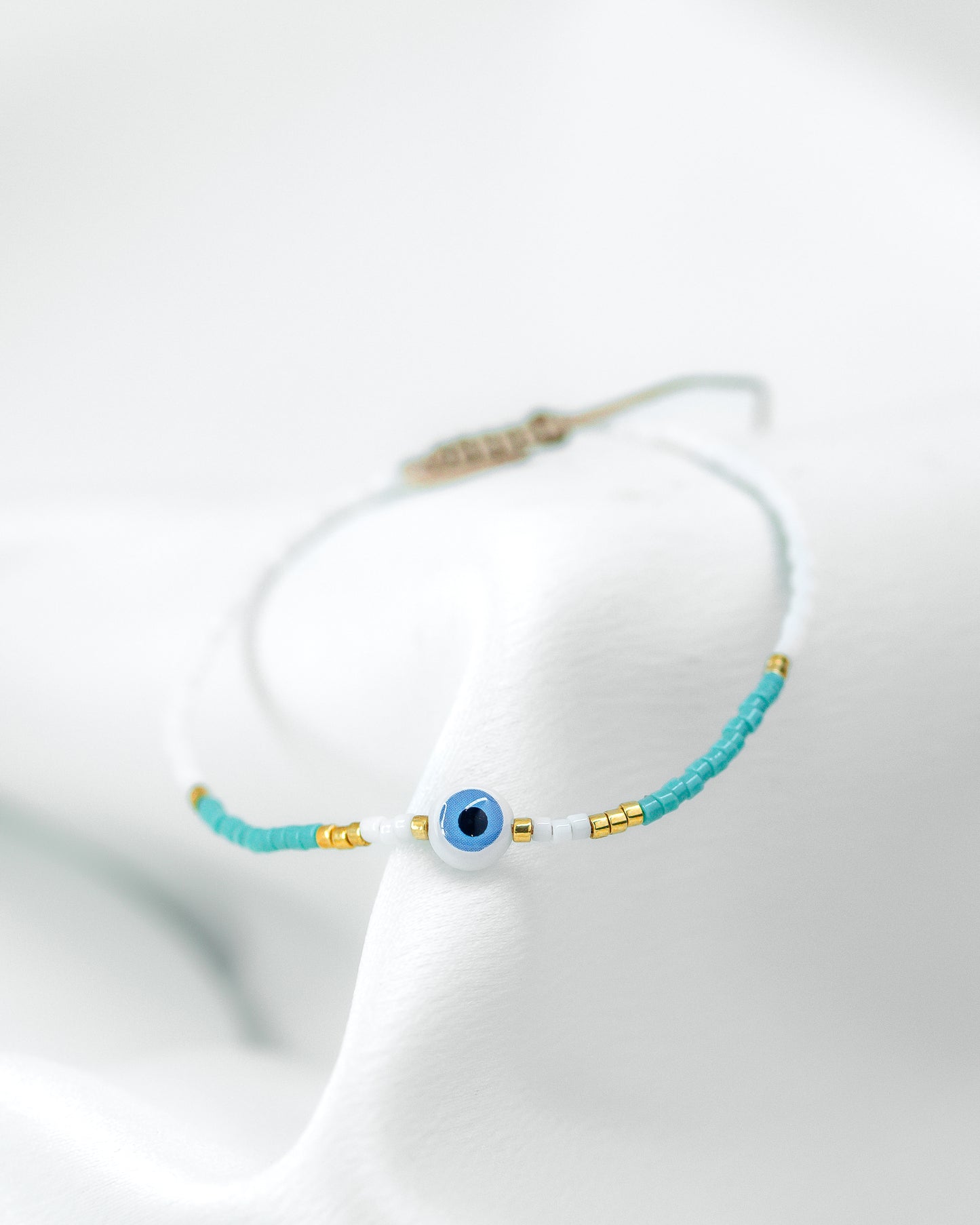 Pulseira Macramê Regulável Azul e Branco com Olho Grego Redondo
