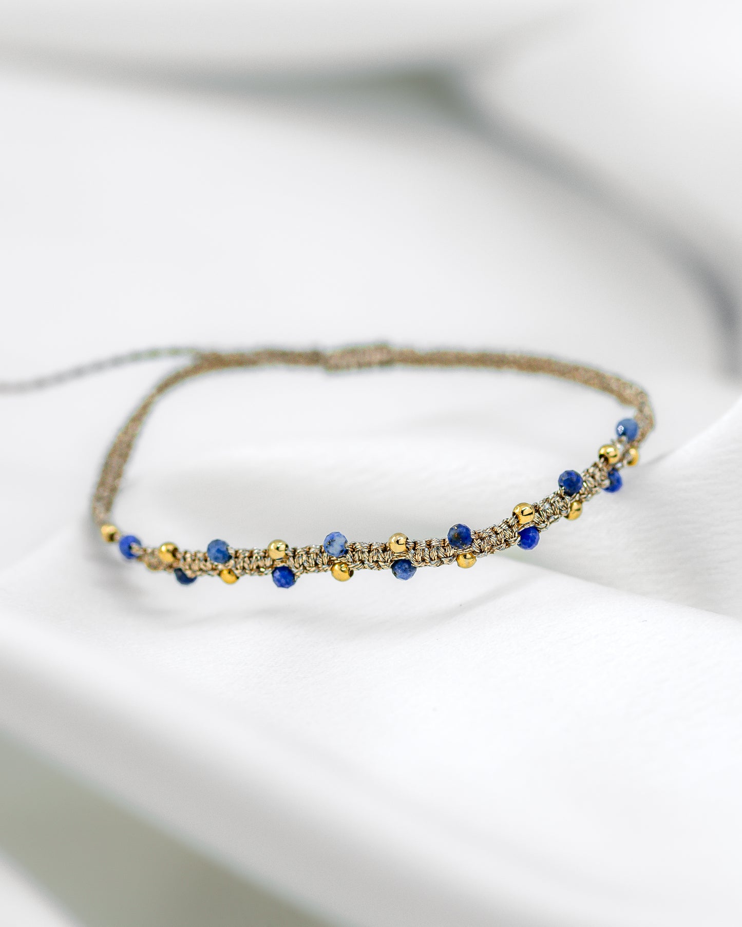 Pulseira Macramê Regulável com Mini Pedras Azul Royal