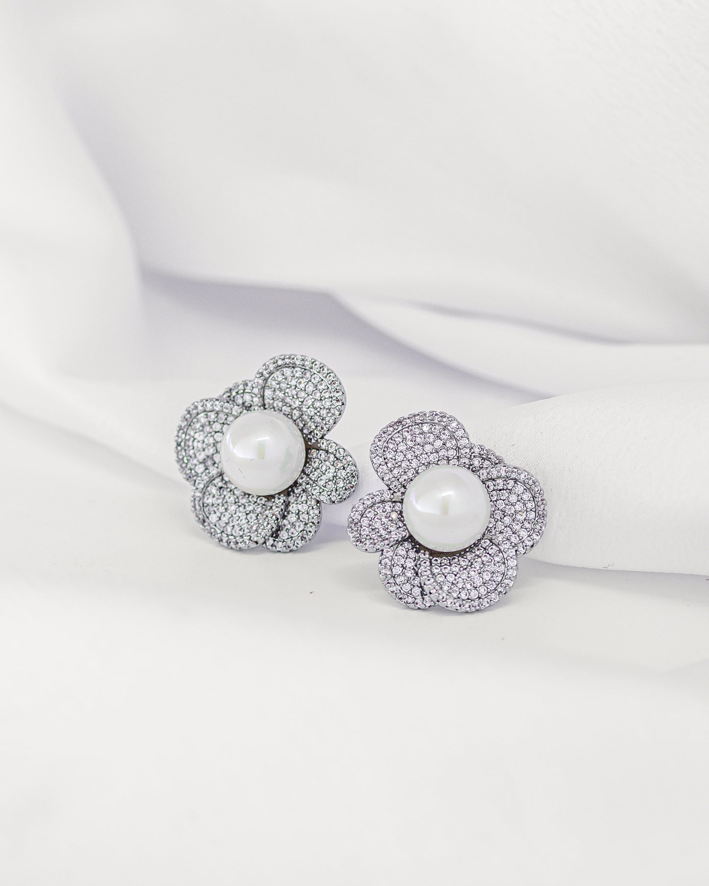 Brinco 2,5cm Flor Microcravejada com Miolo Pérola Ródio Branco