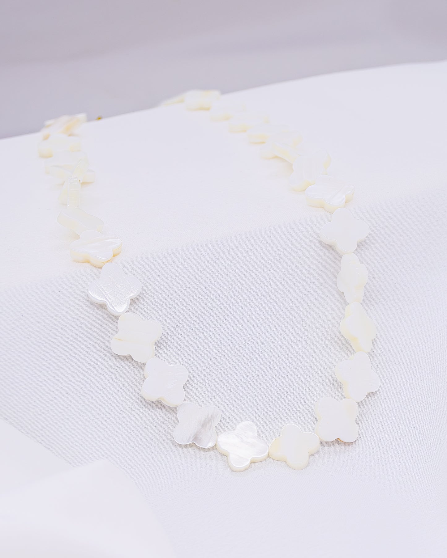 Choker Trevos Madrepérola