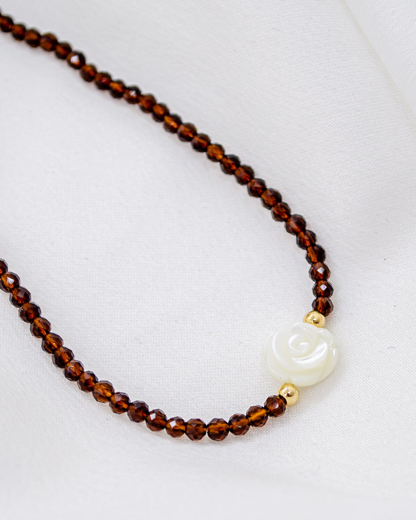 Choker Cristais marrom com Flor Madrepérola