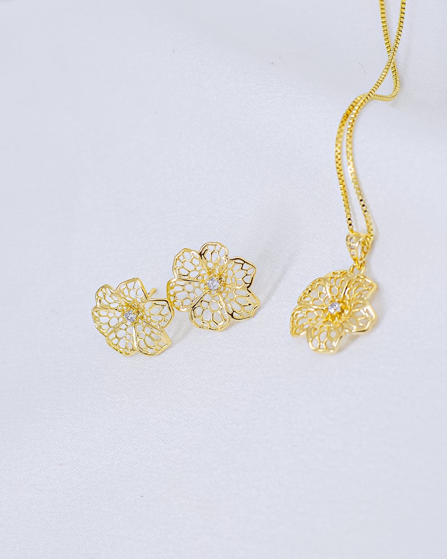 Conjunto Colar e Brinco Flor Vazada 1,5cm