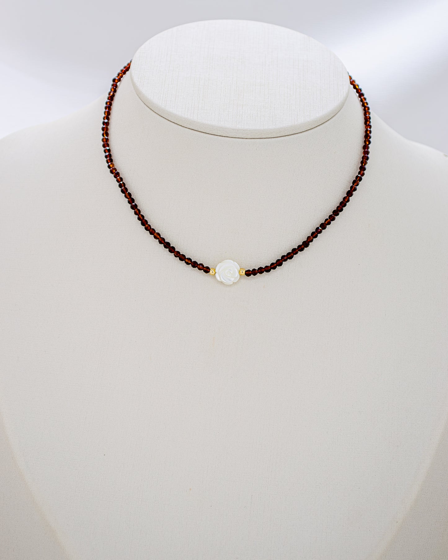 Choker Cristais marrom com Flor Madrepérola