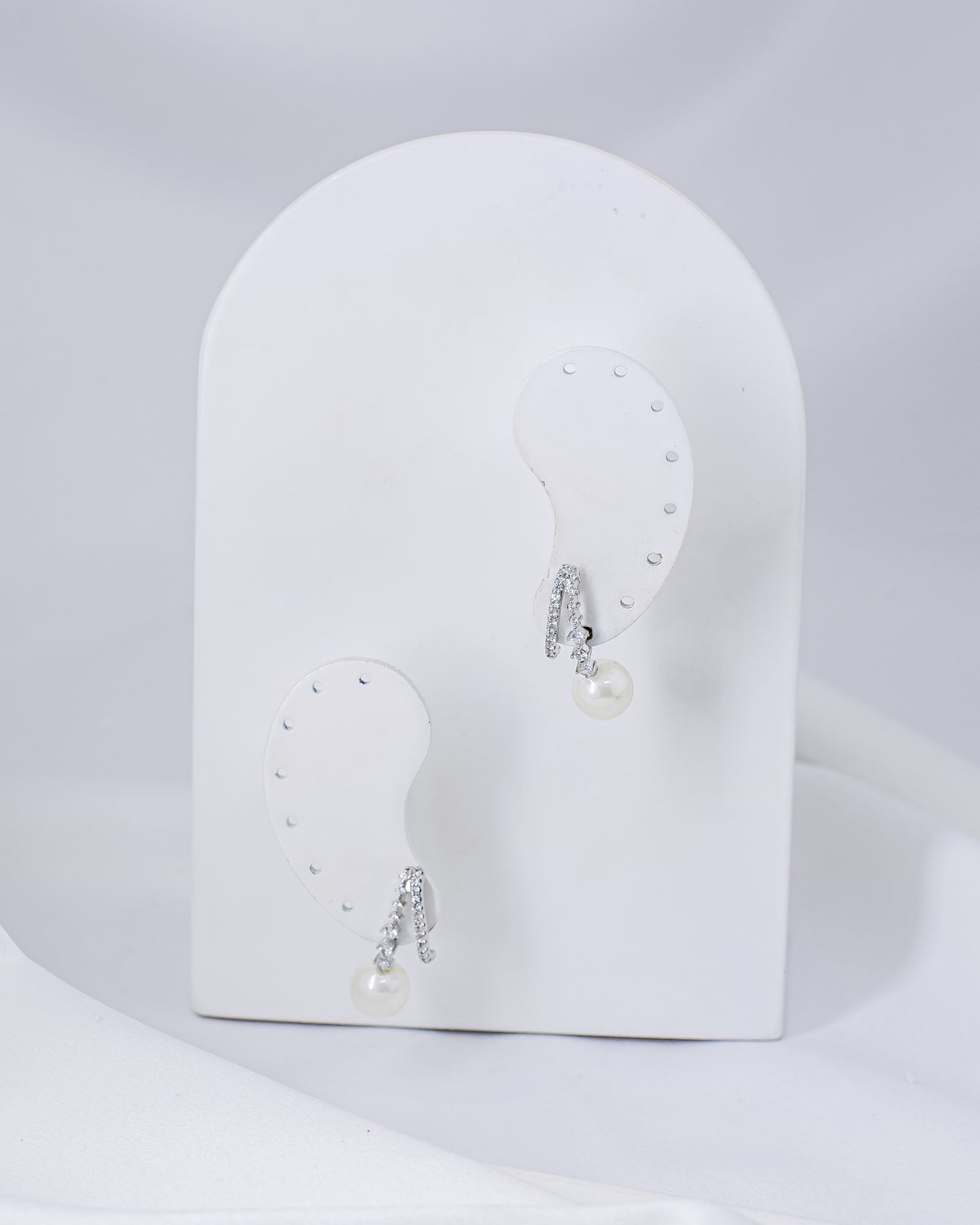 Brinco Ear Hook 2 Palitos Microcravejados com Pérola Ródio Branco