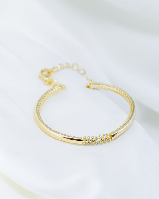 Bracelete com Detalhe Central Microcravejado e Extensor