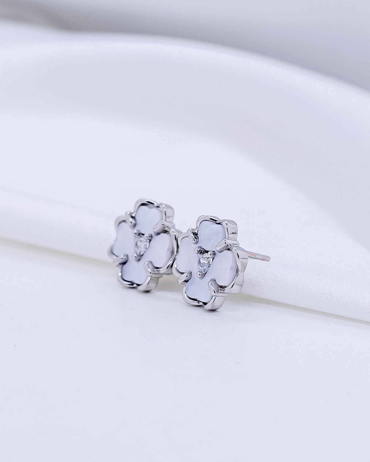 Brinco Flor Acrílico com Pedrinha no meio Ródio Branco