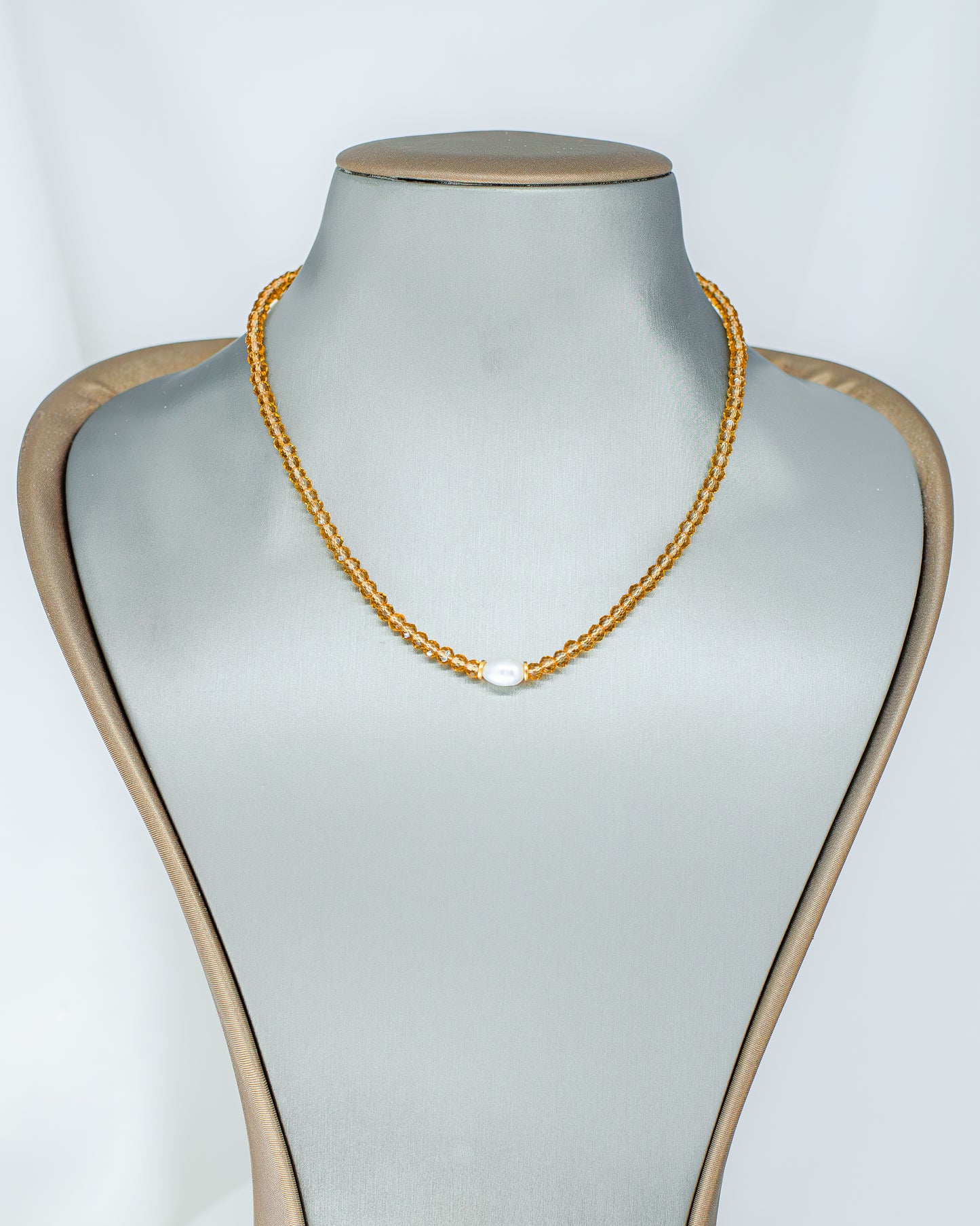 Choker Cristal Ocre Bege com Pérola de Água Doce