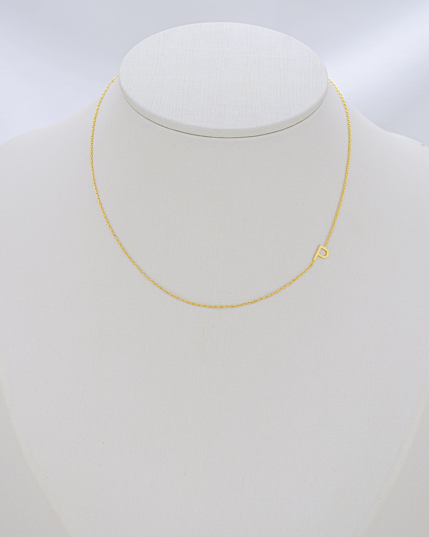 Choker Letra Lateral "P"