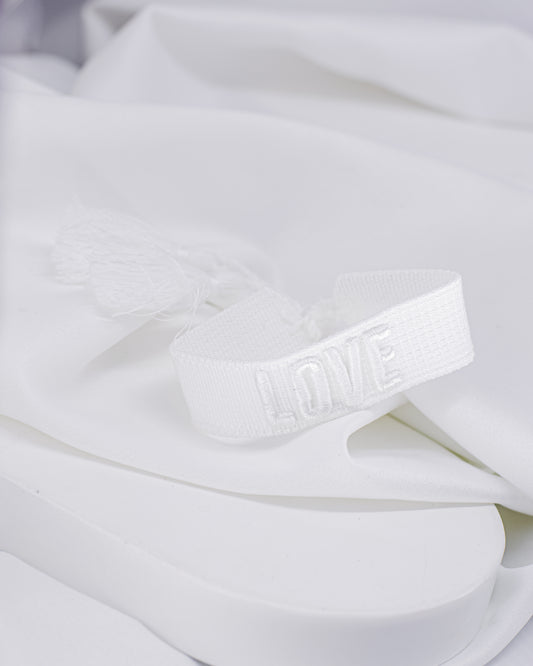 Pulseira de Tecido Branco Bordado "Love" Ajustável