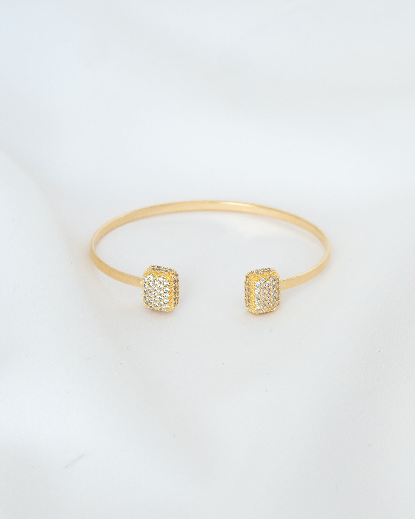 Bracelete Aro Fino Aberto com Quadrados Microcravejados nas Pontas