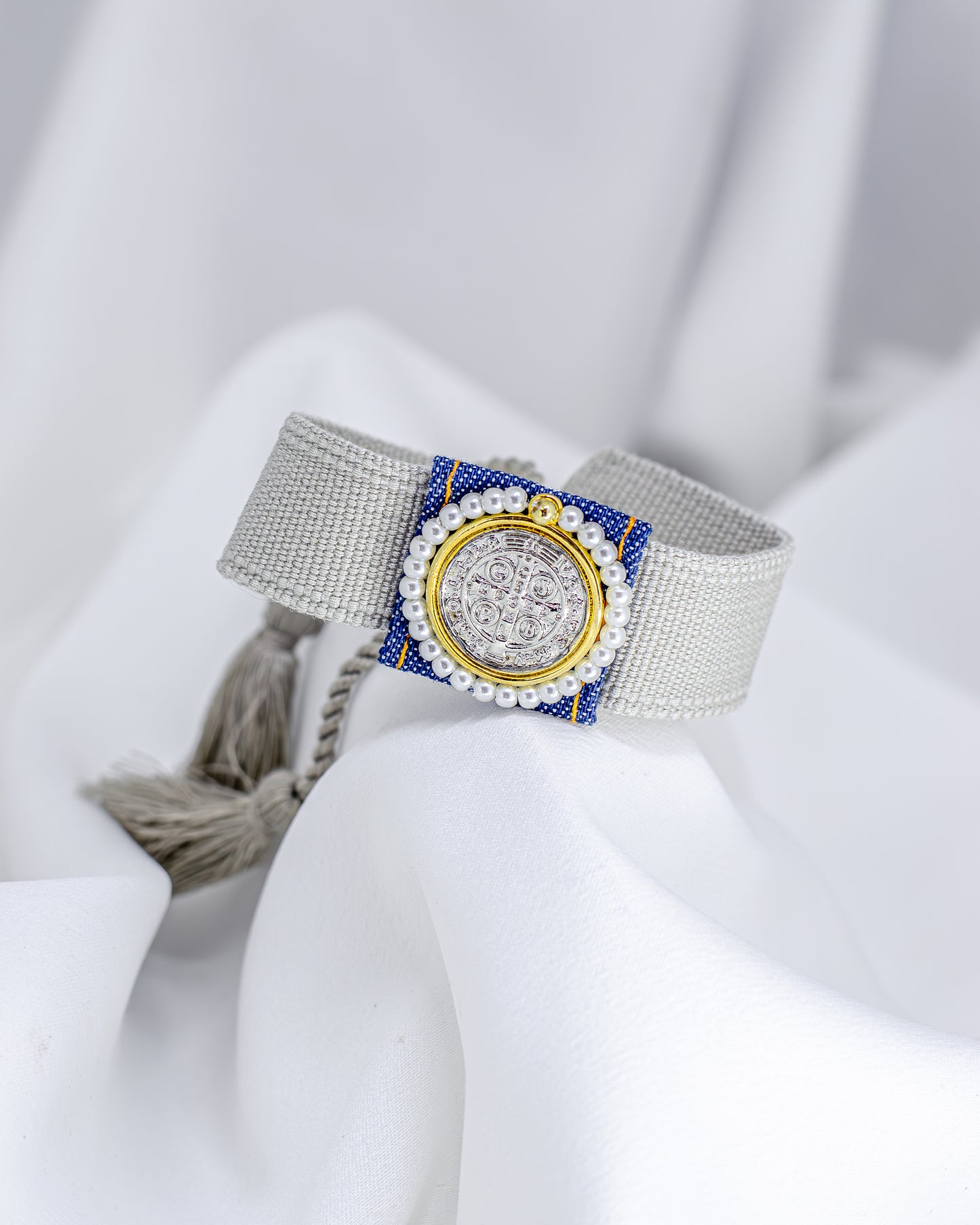 Pulseira de Tecido Cinza e Jeans com Escudo de São Bento Ajustável