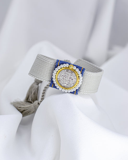 Pulseira de Tecido Cinza e Jeans com Escudo de São Bento Ajustável