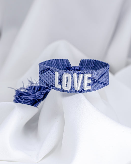 Pulseira de Tecido Azul Escuro Jeans Bordado "Love" Ajustável