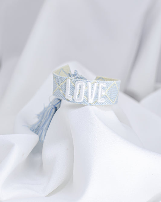 Pulseira de Tecido Azul Claro Bordado "Love" Ajustável