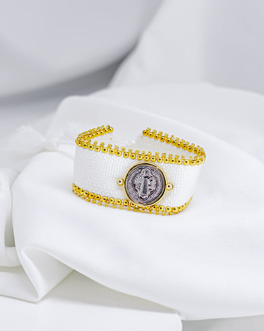 Pulseira de Tecido Branco com Medalha de São Bento e Bolinhas Ajustável