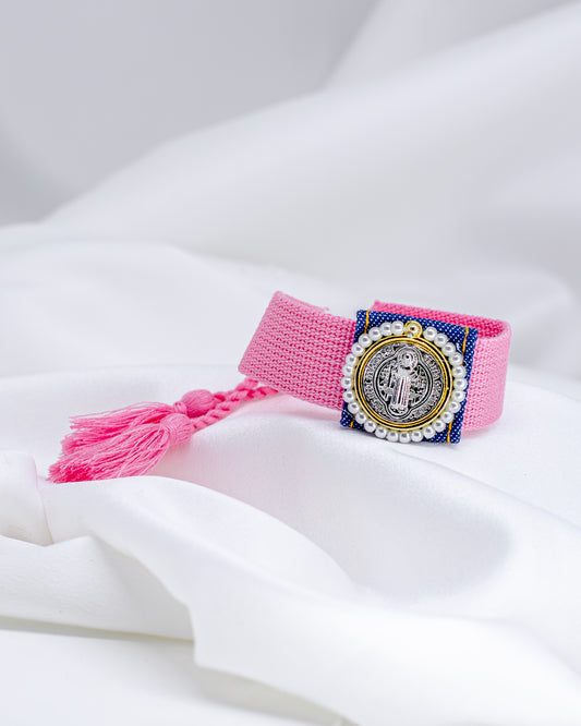 Pulseira de Tecido Rosa e Jeans com Medalha de São Bento Ajustável