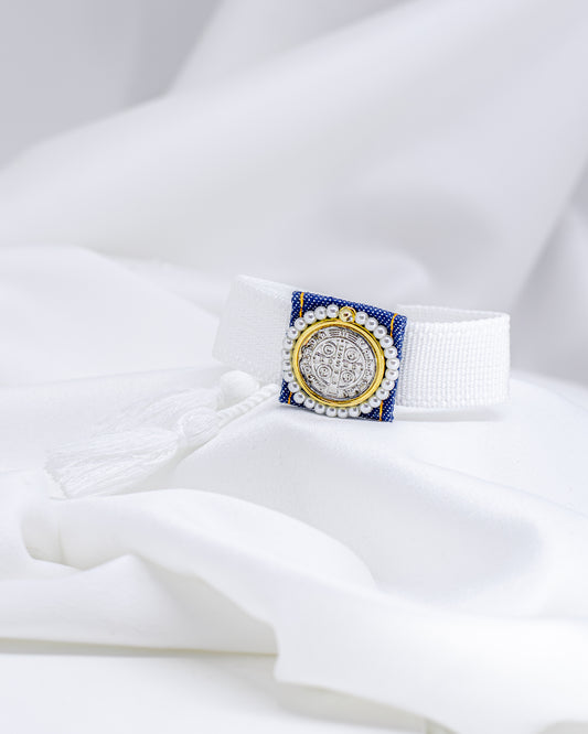 Pulseira de Tecido Branco e Jeans com Escudo de São Bento Ajustável