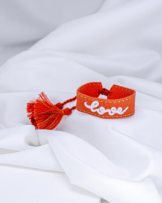 Pulseira de Tecido Laranja Bordado "Love" Ajustável