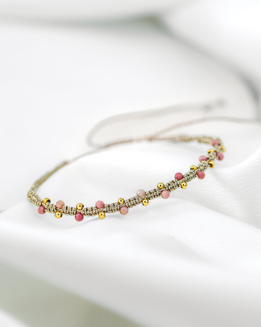 Pulseira Macramê Regulável com Mini Pedras Rosa